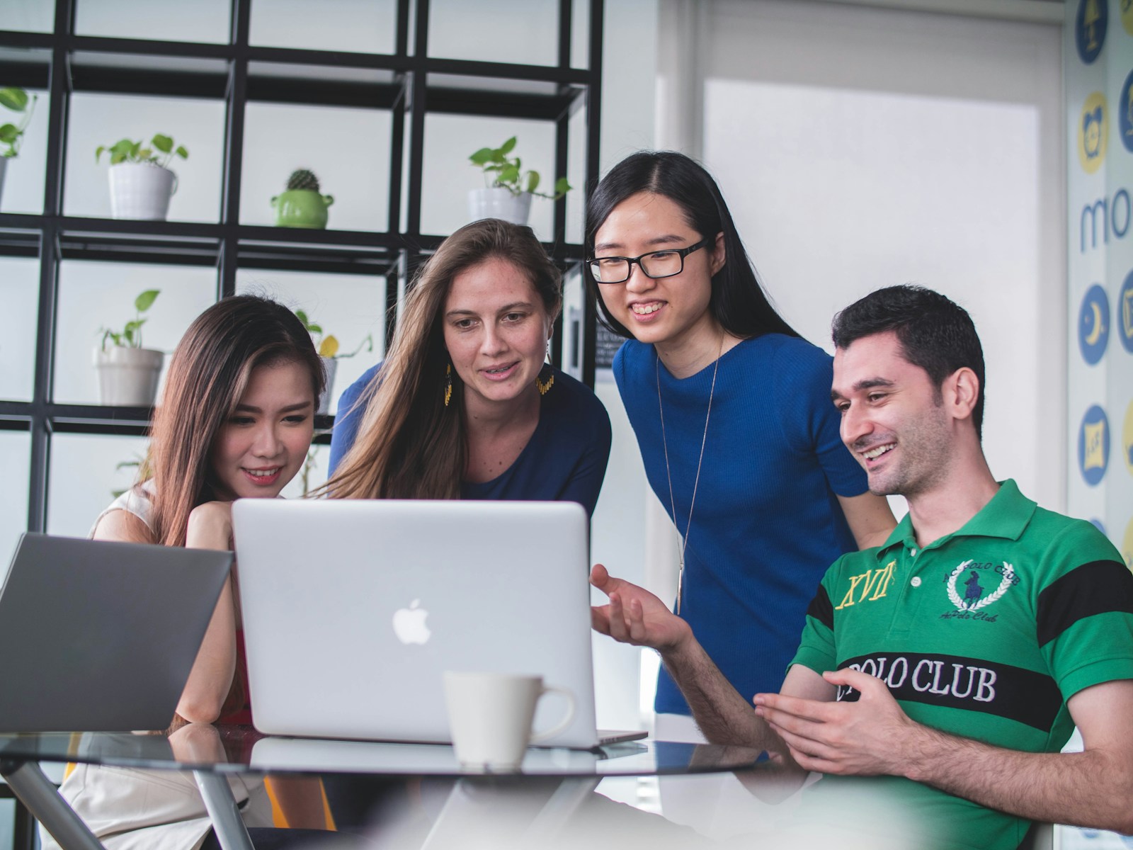 Equipo de producción revisando el guion técnico de un rodaje